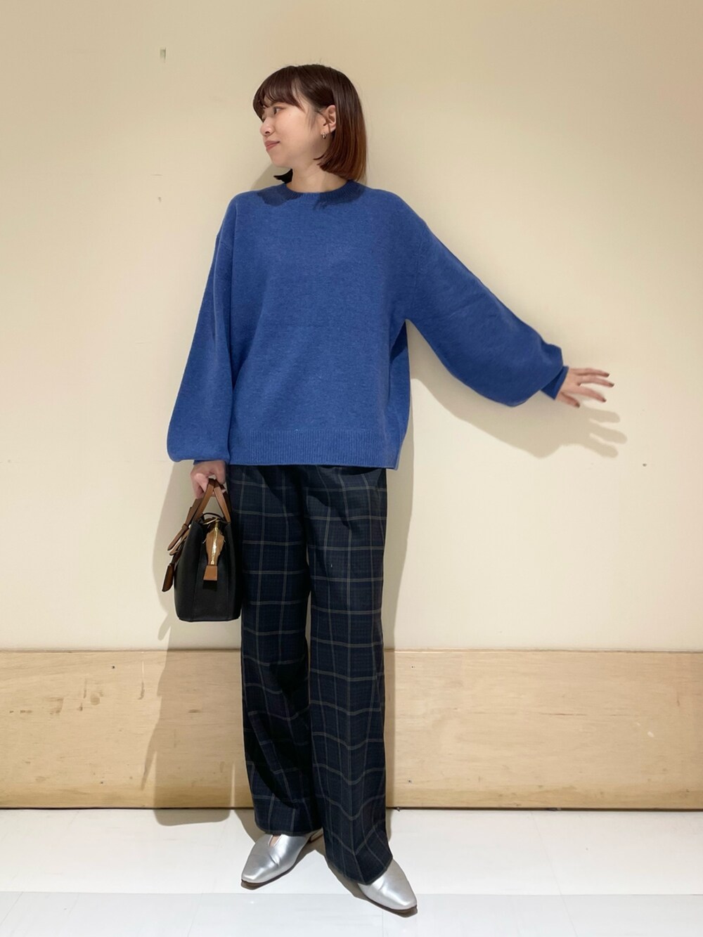 ブルー系のニット/セーター、ブルー系のその他パンツ、シルバー系のパンプスを着用したレディースの冬コーディネートの4枚目の写真
