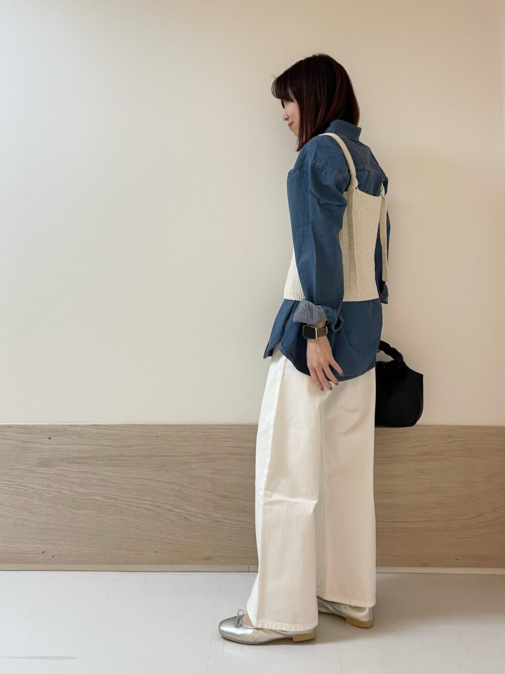 シルバー系のバレエシューズ、ホワイト系のその他パンツ、ベージュ系のニット/セーターを着用したレディースの春コーディネートの5枚目の写真