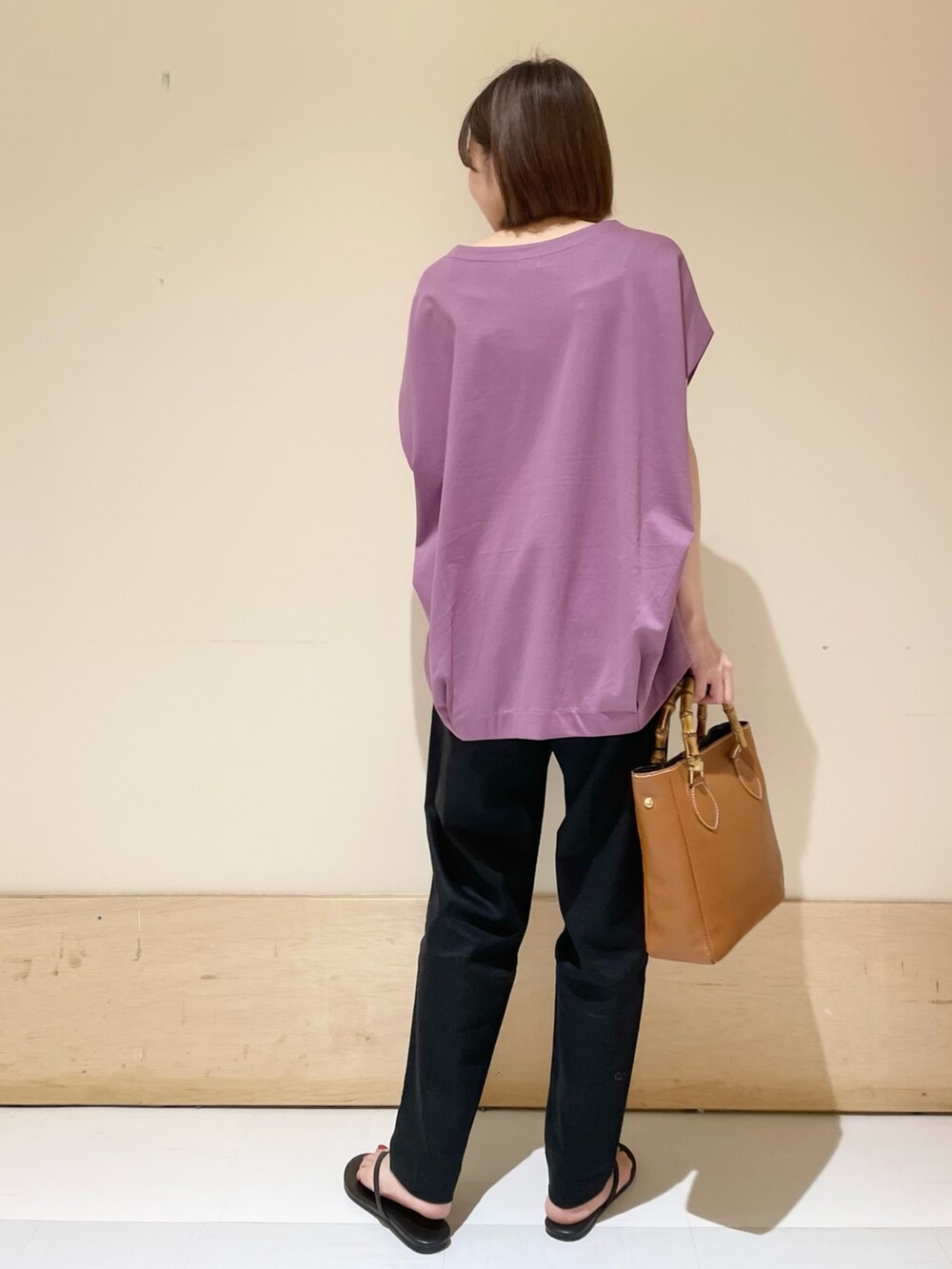 パープル系のTシャツ/カットソー、ブラック系のサンダル、ブラック系のその他パンツを着用したレディースの夏コーディネートの6枚目の写真