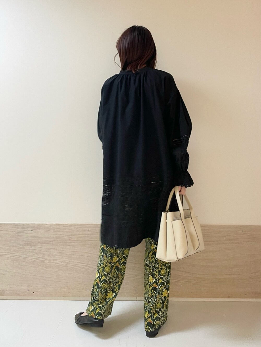 ブラック系のバレエシューズ、ブラック系のシャツ/ブラウス、グリーン系のその他パンツを着用したレディースの春コーディネートの6枚目の写真