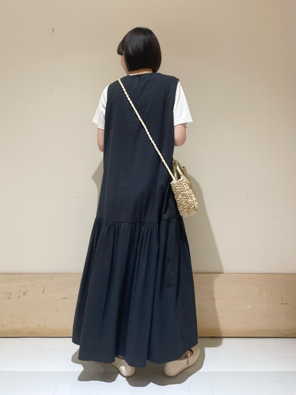 ホワイト系のTシャツ/カットソー、ホワイト系のその他シューズ、ブラック系のワンピースを着用したレディースの夏コーディネートの8枚目の写真