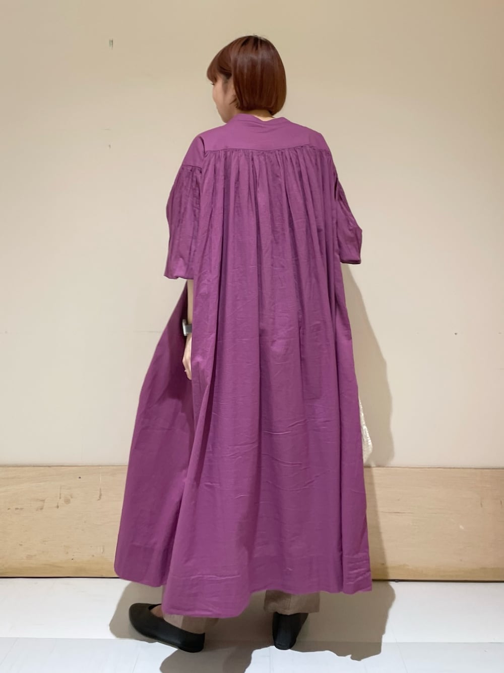 パープル系のワンピース、ブラウン系のその他パンツ、ブラック系のパンプスを着用したレディースの春コーディネートの7枚目の写真
