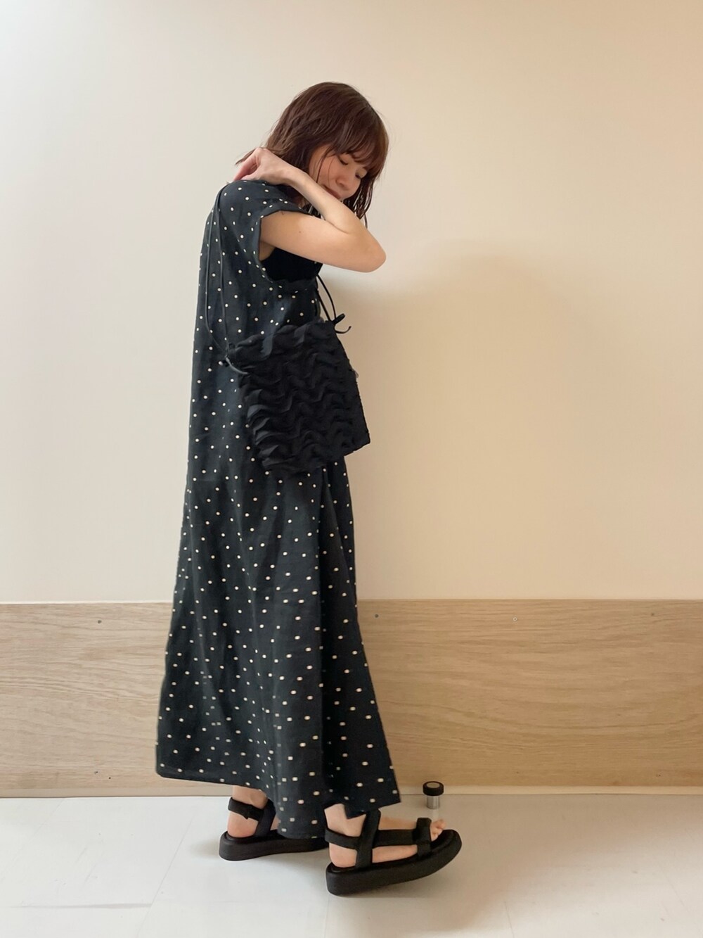 「URBAN RESEARCH DOORS、URBAN RESEARCH DOORS WOMENS、アーバンリサーチドアーズ、リネン、リネンワンピ、ドット柄、ドットワンピ、ワンピース、お出かけコーデ、休日スタイル、春夏コーデ、きれいめカジュアル、大人カジュアル、低身長コーデ、骨格ストレート」｜「URBAN RESEARCH DOORSのリネンドットフレアワンピース（ワンピース、ブラック系）」を使った、ホンダ マユさん（レディース・152cm）の春コーディネートの4枚目の写真