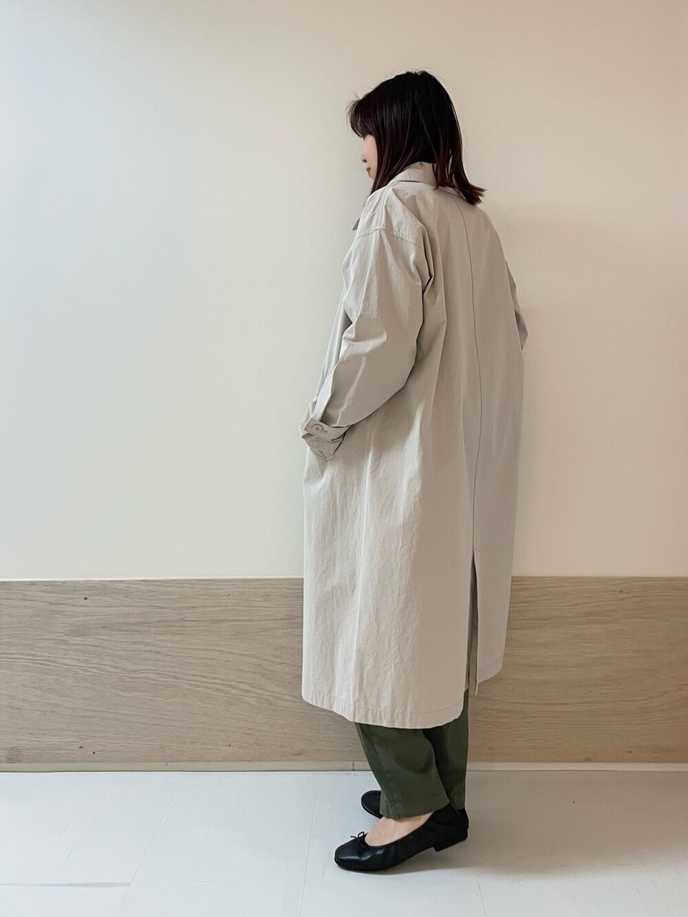 「URBAN RESEARCH DOORS、URBAN RESEARCH DOORS WOMENS、アーバンリサーチドアーズ、春アウター、ロングコート、大人カジュアル、春コーデ、春のおしゃ見えテクニック、デートコーデ、春服みてみて、レイヤードスタイル、お出かけコーデ、シンプルコーデ、低身長、骨格ストレート」｜「URBAN RESEARCH DOORSの2ストラップショルダーバッグ（ショルダーバッグ、ホワイト系）」を使った、ホンダ マユさん（レディース・152cm）の春コーディネートの5枚目の写真