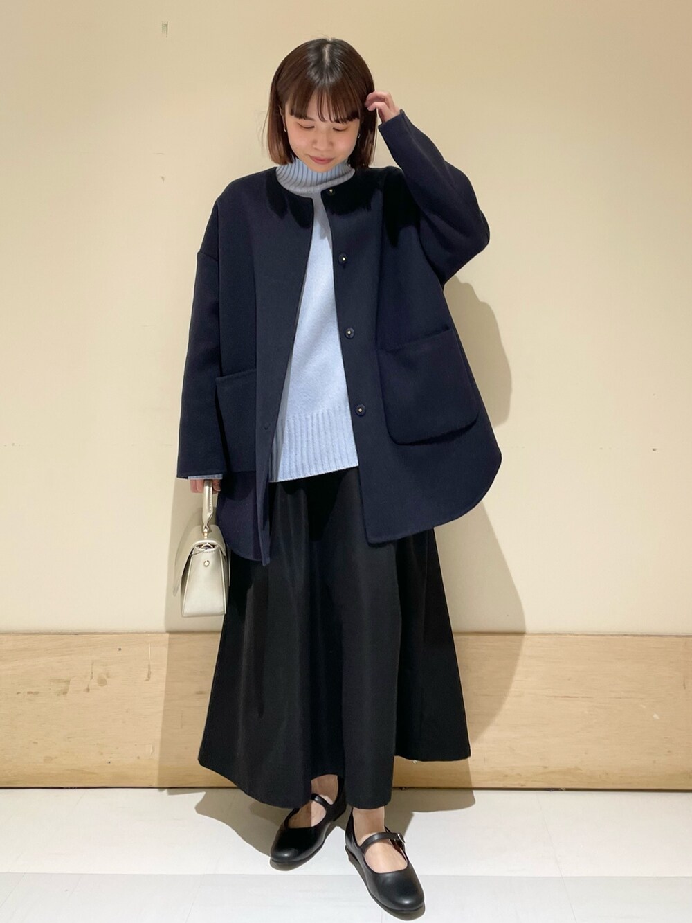 「URBAN RESEARCH DOORS、URBAN RESEARCH DOORS WOMENS、アーバンリサーチドアーズ、ノーカラーコート、ミドルコート、ブルー、カラーニット、休日スタイル、お出かけコーデ、きれいめカジュアル、マイベストコーデ2023、ロングスカート、骨格ストレート、シンプルスタイル、低身長」|「FORK&SPOONのFORK&SPOON ウールアセテートタートルネックニット(ニット/セーター、ブルー系)」を使った、ホンダ マユさん(レディース・152cm)の冬コーディネートの4枚目の写真
