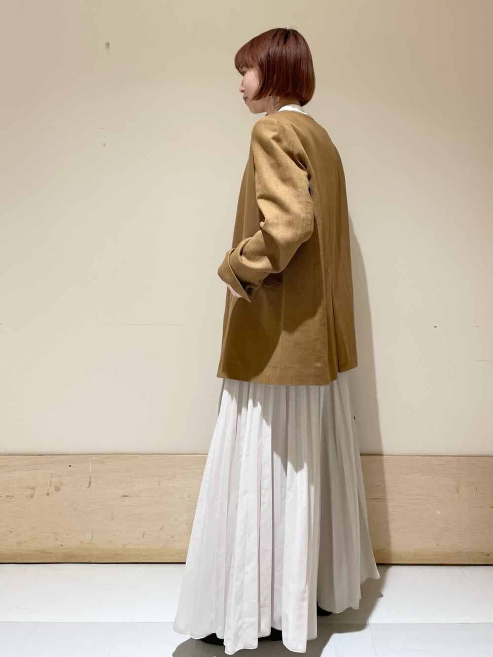 ベージュ系のノーカラージャケット、ブラック系のショルダーバッグ、ブラック系のバレエシューズを着用したレディースの春コーディネートの4枚目の写真