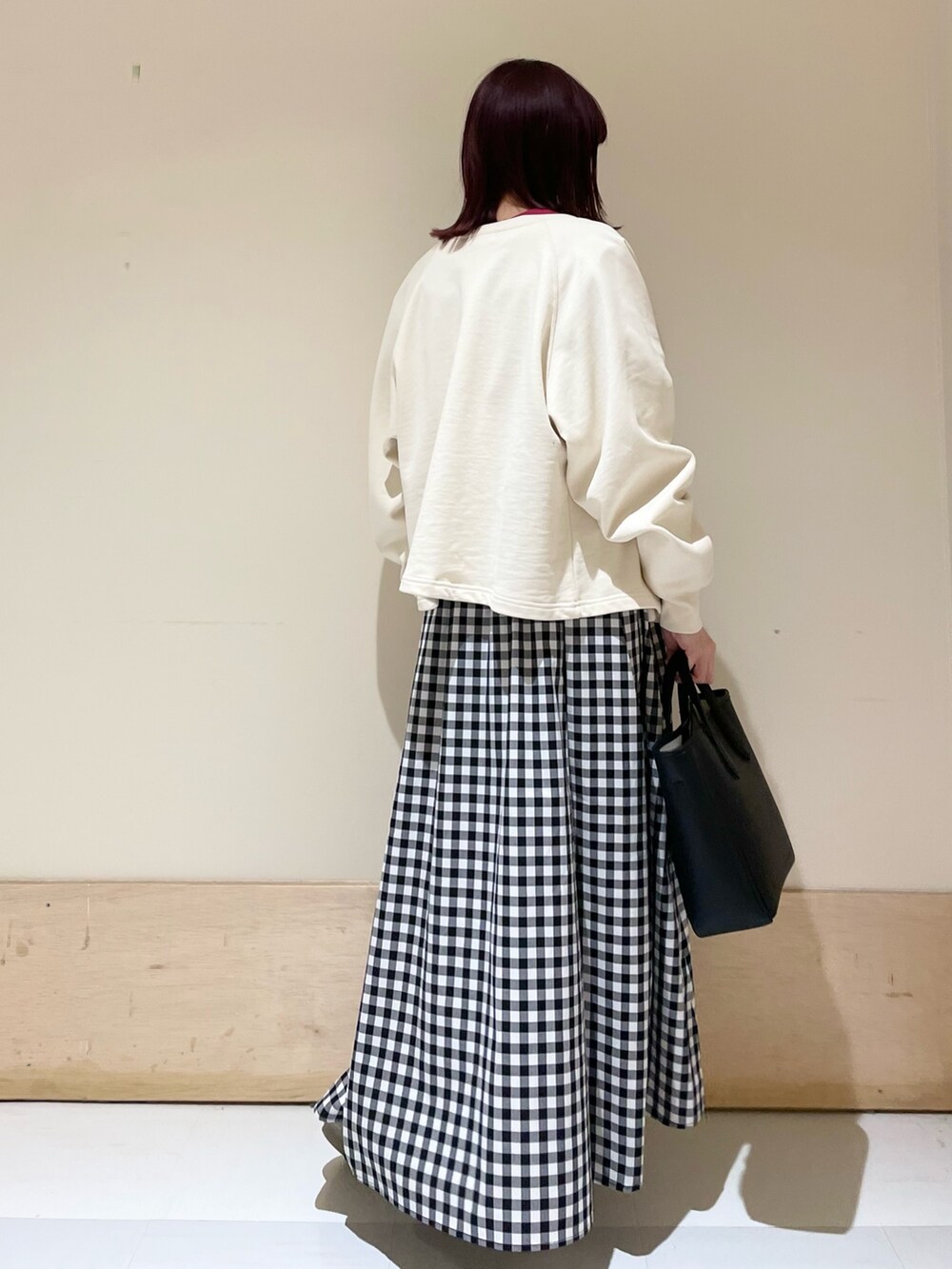 ホワイト系のニット/セーター、その他のスカート、ベージュ系のパンプスを着用したレディースの春コーディネートの6枚目の写真