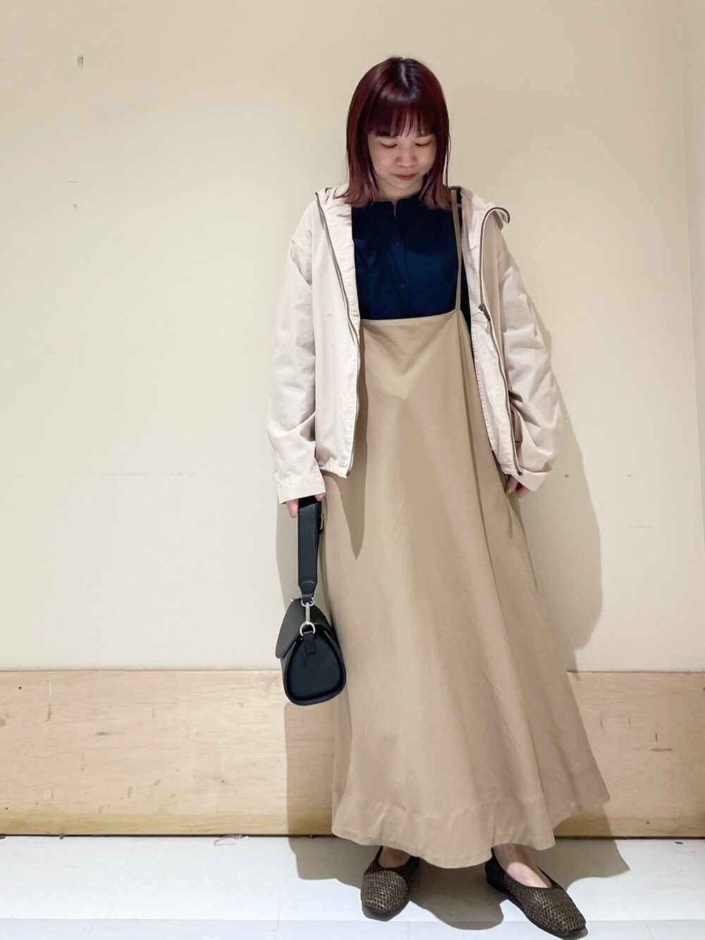 ベージュ系のスカート、ブラウン系のパンプス、ブルー系のカーディガン/ボレロを着用したレディースの春コーディネートの3枚目の写真