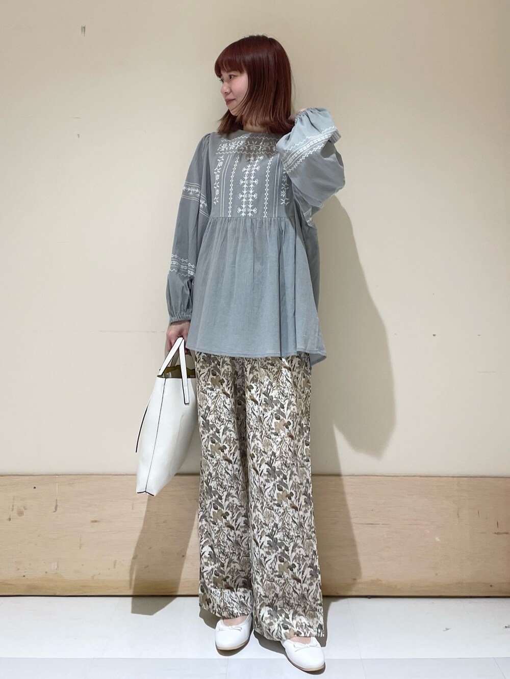 ホワイト系のショルダーバッグ、ホワイト系のその他パンツ、グレー系のシャツ/ブラウスを着用したレディースの春コーディネートの4枚目の写真