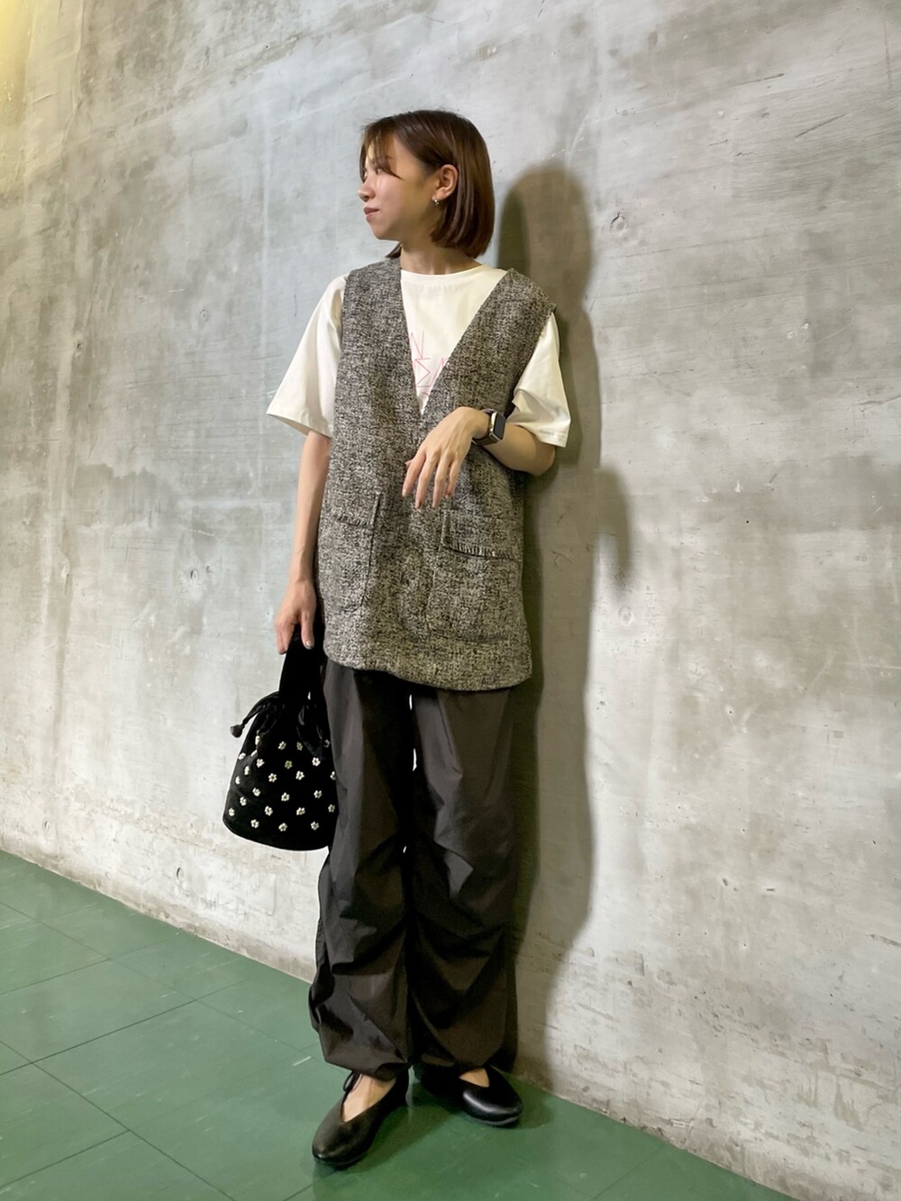 「URBAN RESEARCH DOORS、URBAN RESEARCH DOORS WOMENS、アーバンリサーチドアーズ、ベスト、ベスト×Tシャツ、ボーダー、ボーダートップス、パラシュートパンツ、カジュアルコーデ、休日スタイル、ビーズバッグ、ベロアバッグ、低身長、低身長コーデ、骨格ウェーブ」|「URBAN RESEARCH DOORSのツイードベスト(ベスト、グレー系)」を使った、ホンダ マユさん(レディース・152cm)の夏コーディネートの2枚目の写真