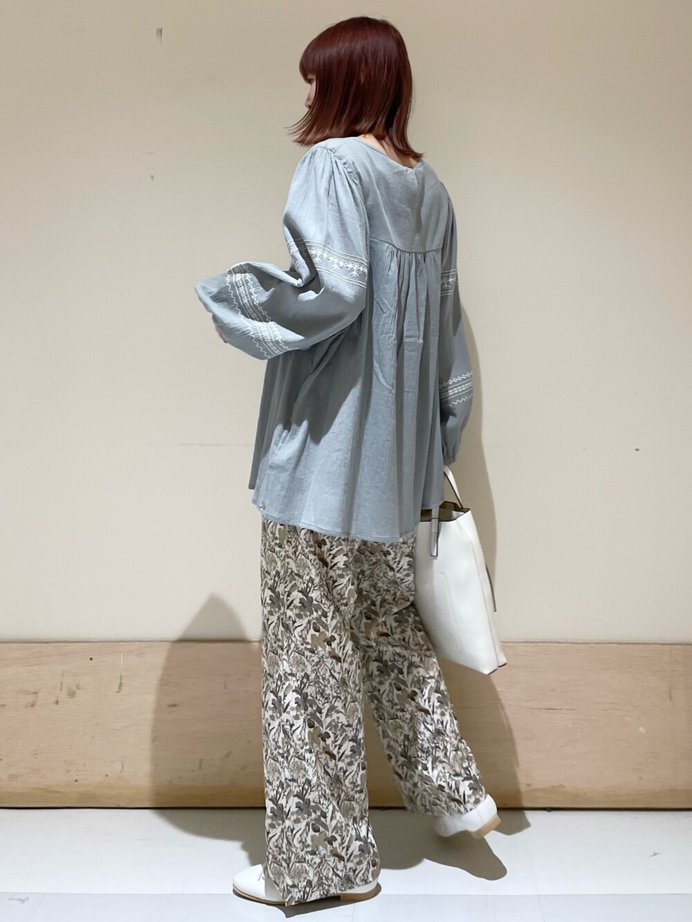 ホワイト系のショルダーバッグ、ホワイト系のその他パンツ、グレー系のシャツ/ブラウスを着用したレディースの春コーディネートの6枚目の写真