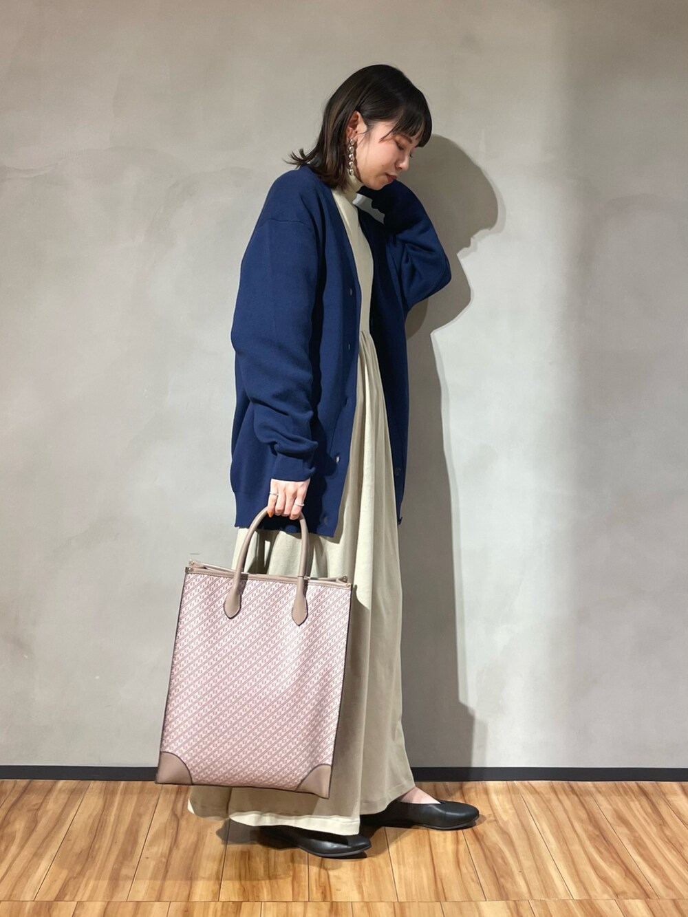 ベージュ系のワンピース、ブルー系のカーディガン/ボレロ、ブラック系のパンプスを着用したレディースの秋コーディネートの3枚目の写真
