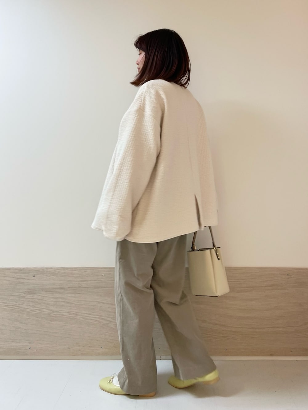 「URBAN RESEARCH DOORS、URBAN RESEARCH DOORS WOMENS、アーバンリサーチドアーズ、春アウター、淡色コーデ、春コーデ、休日スタイル、お出かけコーデ、カジュアル、大人カジュアル、春色、春服みてみて、低身長、骨格ストレート、きれいめカジュアル」｜「URBAN RESEARCH DOORSの『URTECH』コーデュロイイージーパンツ（その他パンツ、ベージュ系）」を使った、ホンダ マユさん（レディース・152cm）の冬コーディネートの5枚目の写真