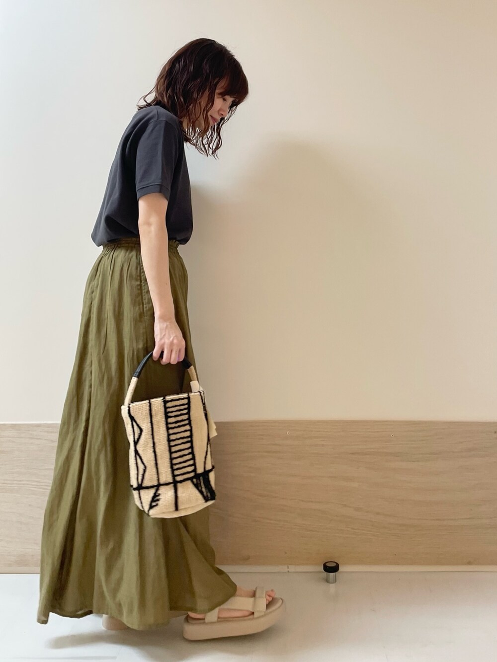 グレー系のTシャツ/カットソー、グリーン系のその他パンツを着用したレディースの春コーディネートの5枚目の写真