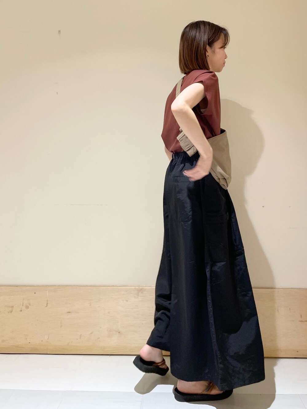 レッド系のTシャツ/カットソー、オレンジ系のサンダル、ベージュ系のショルダーバッグを着用したレディースの夏コーディネートの5枚目の写真