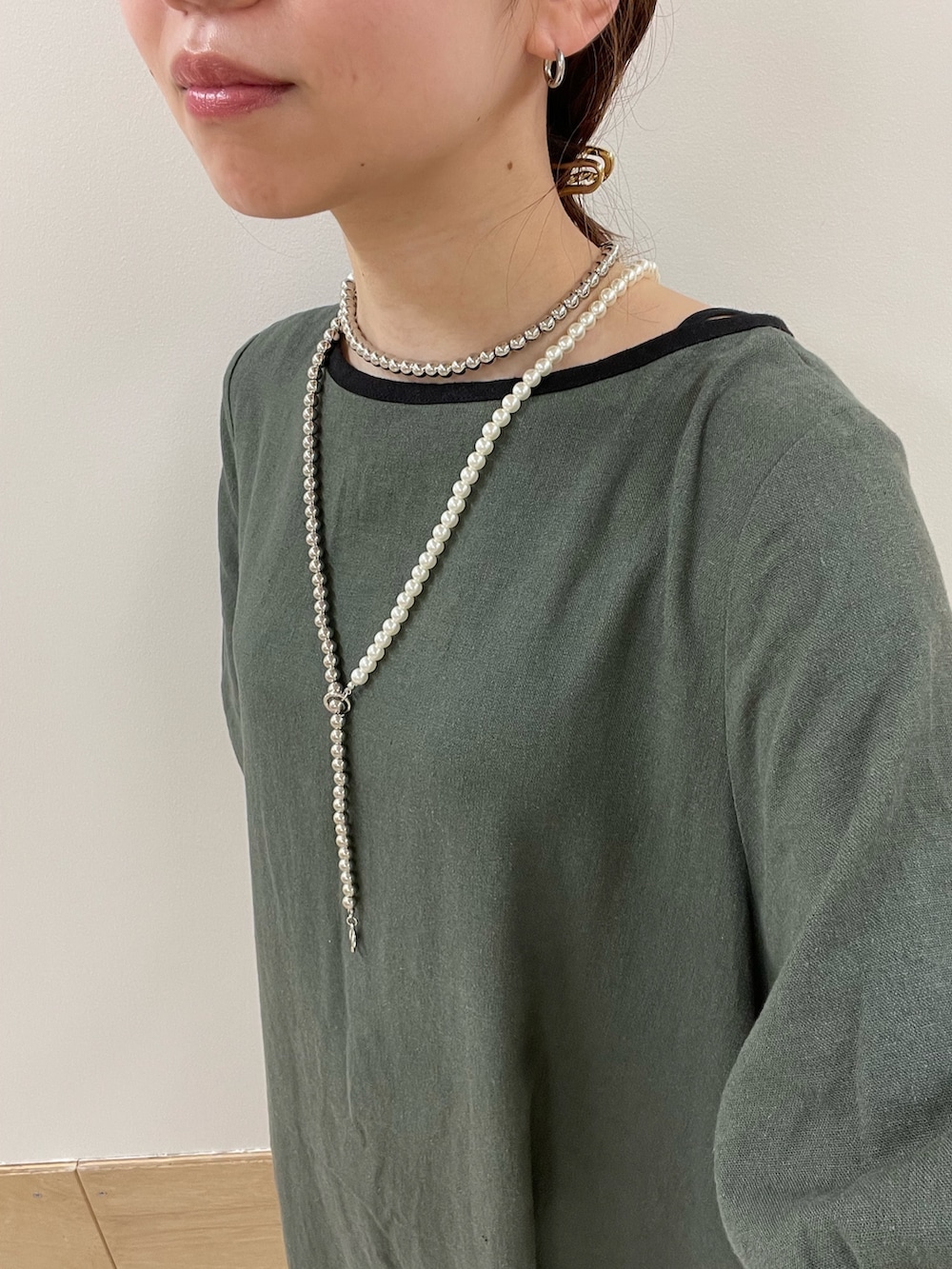 「URBAN RESEARCH DOORS、URBAN RESEARCH DOORS WOMENS、アーバンリサーチドアーズ、ワンピース、リネン、リネンワンピース、カーキ、雨の日コーデ、夏コーデ、シンプルコーデ、デートコーデ、バイカラー、大人コーデ、低身長コーデ、骨格ストレート」｜「URBAN RESEARCH DOORSのリネンレーヨンバイカラーワンピース（ワンピース、グリーン系）」を使った、ホンダ マユさん（レディース・152cm）の夏コーディネートの8枚目の写真