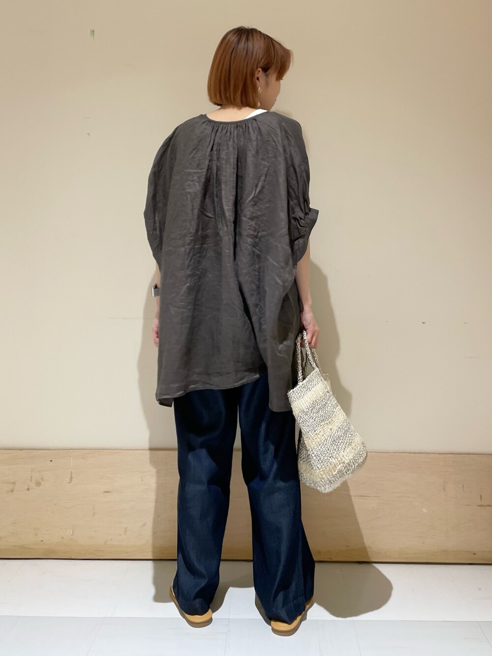 ブルー系のその他パンツ、ホワイト系のハンドバッグ、ホワイト系のサンダルを着用したレディースの夏コーディネートの6枚目の写真