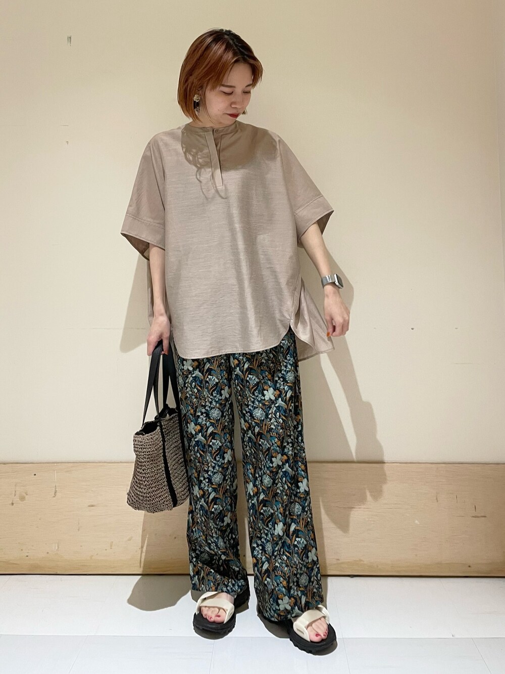 グレー系のシャツ/ブラウス、ブルー系のその他パンツ、グレー系のトートバッグを着用したレディースの夏コーディネートの2枚目の写真