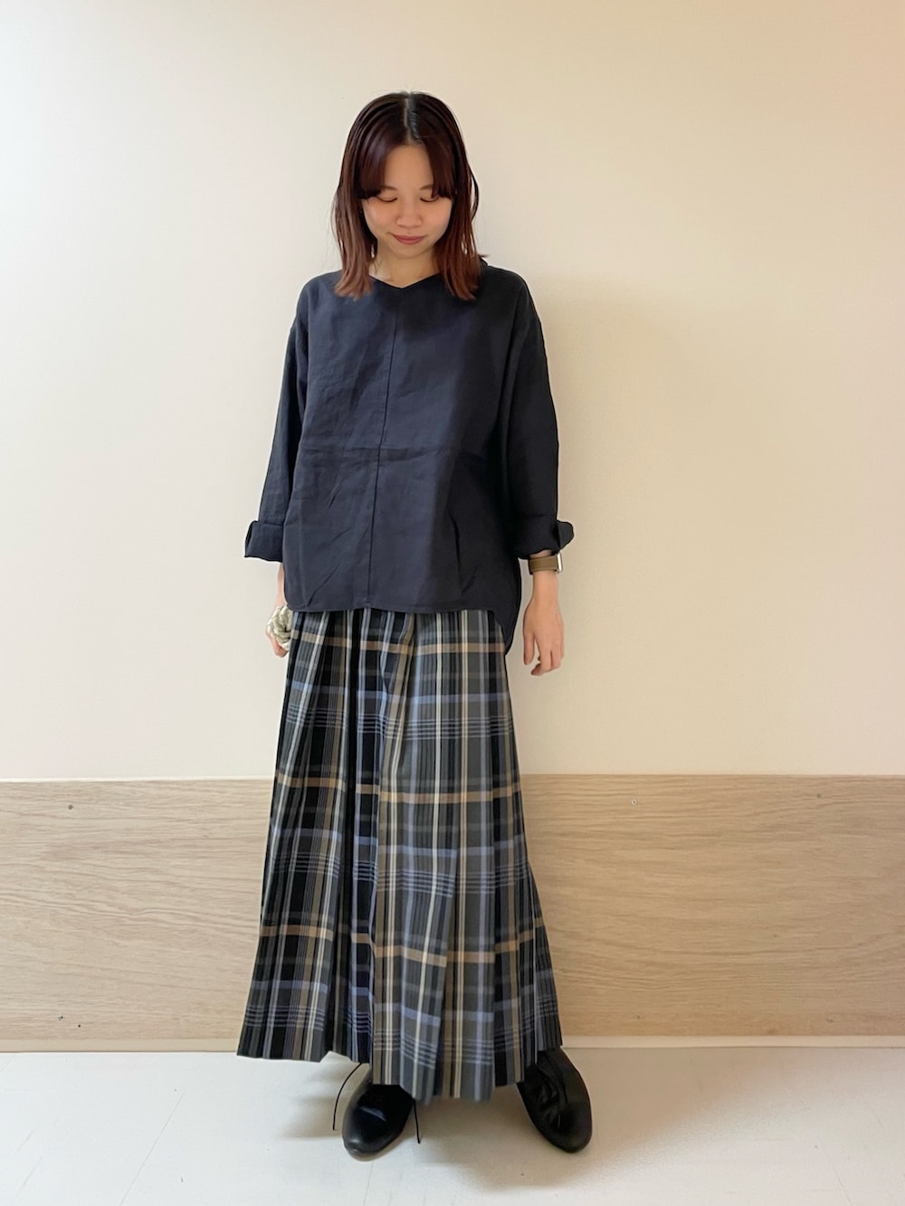 ブルー系のTシャツ/カットソー、ブラック系のその他シューズ、グレー系のスカートを着用したレディースの春コーディネートの3枚目の写真