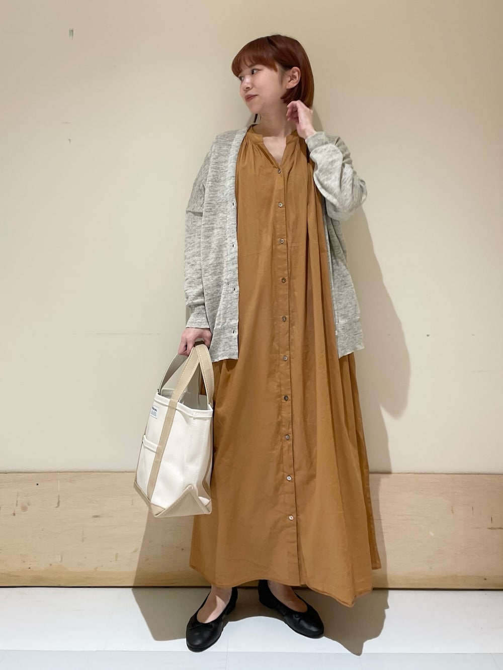 「URBAN RESEARCH DOORS、URBAN RESEARCH DOORS WOMENS、アーバンリサーチドアーズ、orcival、カーディガン、リネン、ワンピース、ギャザーワンピース、トートバッグ、ビッグシルエット、休日スタイル、春夏コーデ、初夏コーデ、バレエシューズ、低身長」|「URBAN RESEARCH DOORSのコットンボイルハーフスリーブワンピース(ワンピース、ブラウン系)」を使った、ホンダ マユさん(レディース・152cm)の春コーディネートの2枚目の写真