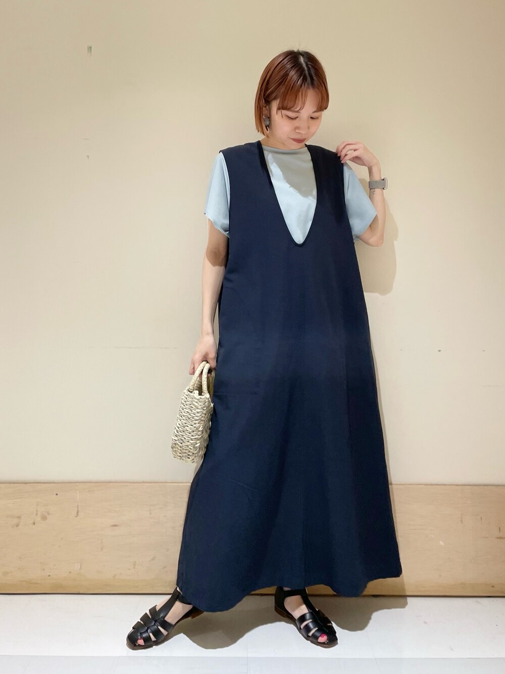 ブルー系のTシャツ/カットソー、ブルー系のワンピース、グレー系のかごバッグを着用したレディースの春コーディネートの3枚目の写真