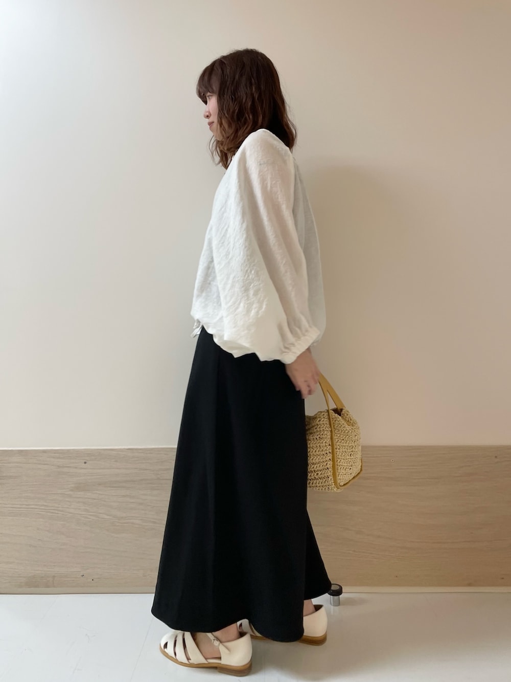 「URBAN RESEARCH DOORS、URBAN RESEARCH DOORS WOMENS、アーバンリサーチドアーズ、リネン、レイヤードスタイル、ワンピース、モノトーンコーデ、シンプルコーデ、大人カジュアル、春夏コーデ、お出かけコーデ、休日スタイル、低身長コーデ、骨格ストレート、グルカサンダル」｜「URBAN RESEARCH DOORSのリネンドロストドルマンブラウス（シャツ/ブラウス、ホワイト系）」を使った、ホンダ マユさん（レディース・152cm）の春コーディネートの5枚目の写真