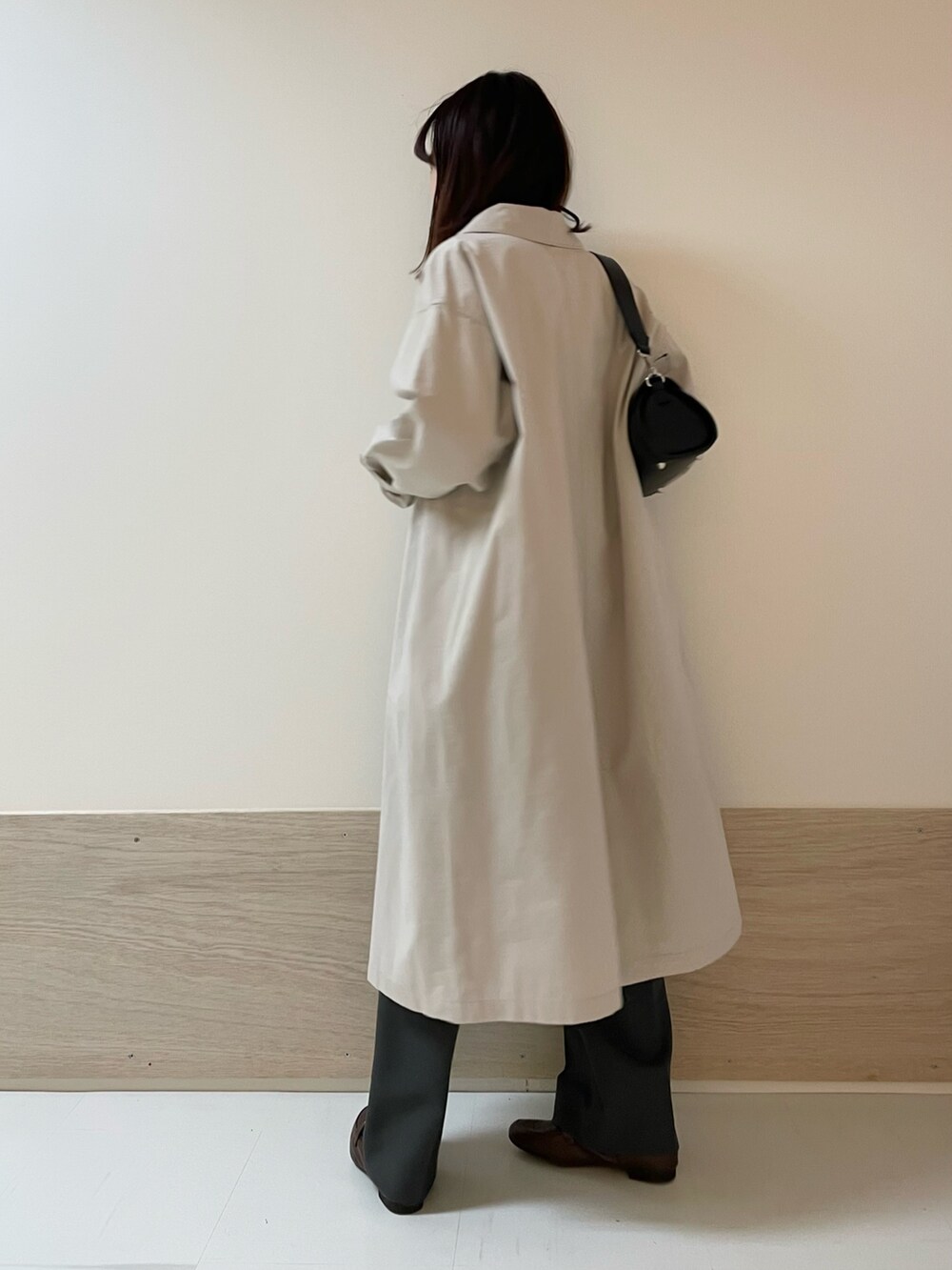 グレー系のその他パンツ、ブラック系のショルダーバッグ、グレー系のステンカラーコートを着用したレディースの春コーディネートの4枚目の写真