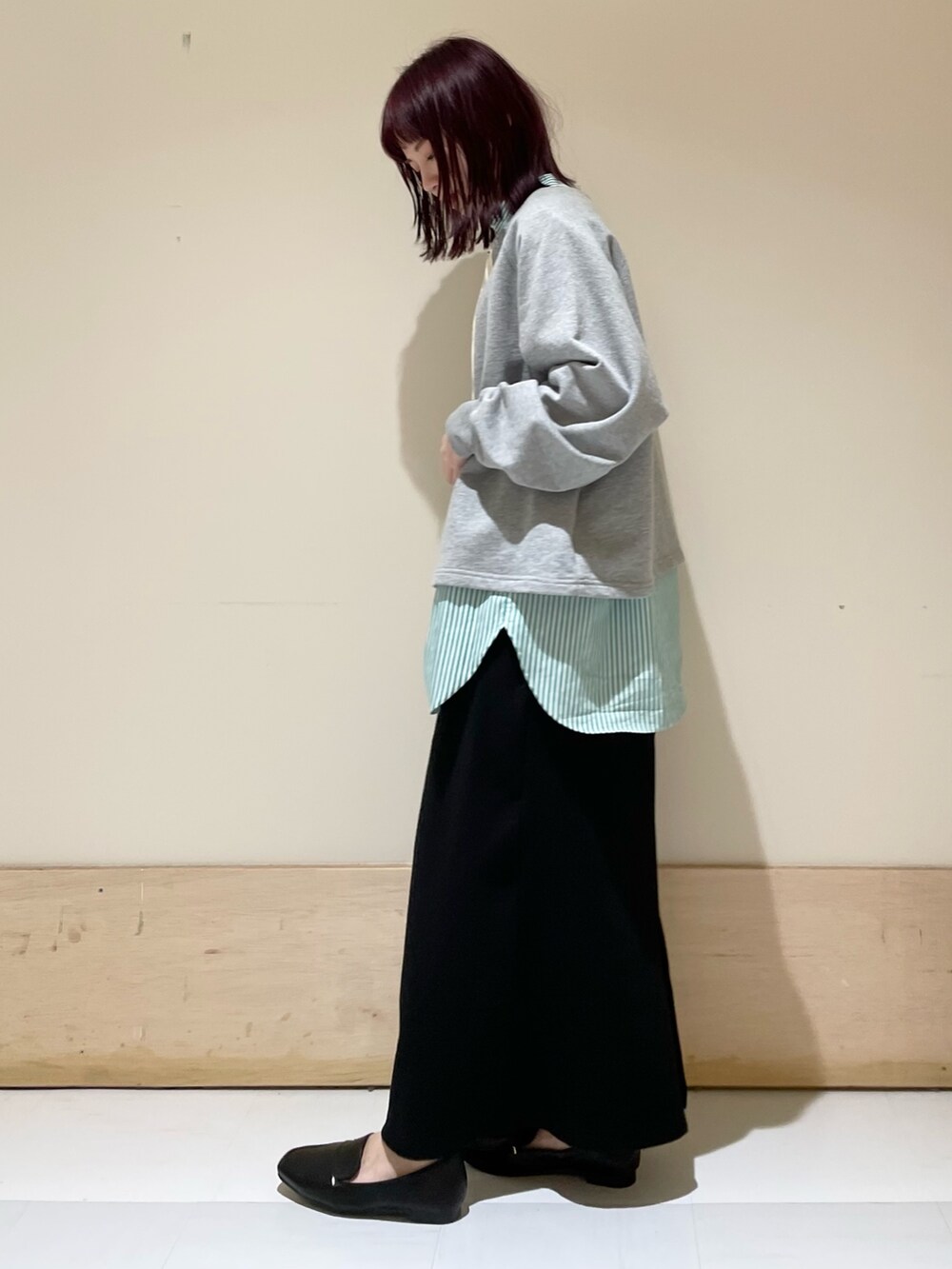 グレー系のカーディガン/ボレロ、グリーン系のシャツ/ブラウス、ブラック系のスカートを着用したレディースの春コーディネートの4枚目の写真