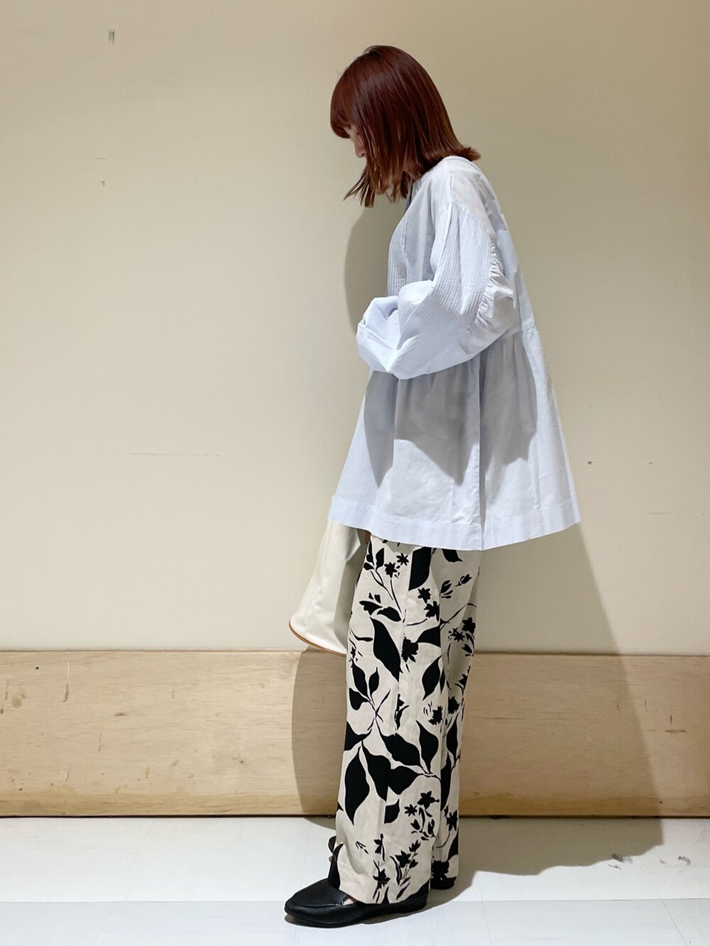 「URBAN RESEARCH DOORS、URBAN RESEARCH DOORS WOMENS、アーバンリサーチドアーズ、かぐれ、ピンタック、ピンタックシャツ、シャツスタイル、花柄、休日スタイル、ビッグシルエット、シンプルコーデ、淡色コーデ、大人カジュアル、楽チンコーデ、低身長」|「かぐれのピンタック2WAYブラウス(Tシャツ/カットソー、ブルー系)」を使った、ホンダ マユさん(レディース・152cm)の春コーディネートの4枚目の写真