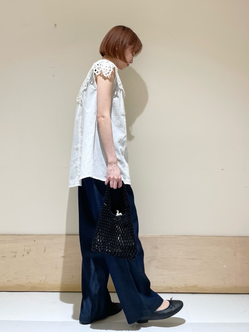 ホワイト系のシャツ/ブラウス、ブルー系のその他パンツ、ブラック系のハンドバッグを着用したレディースの春コーディネートの5枚目の写真