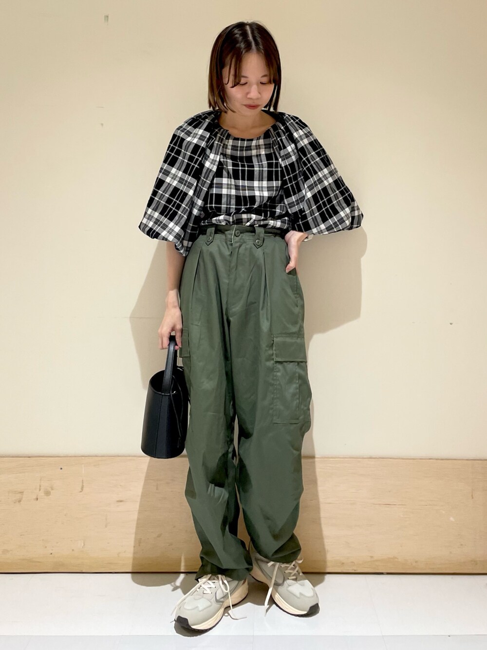 グレー系のスニーカー、グリーン系のその他パンツ、ブラック系のシャツ/ブラウスを着用したレディースの夏コーディネートの3枚目の写真