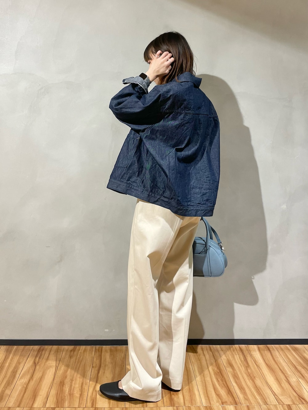 「URBAN RESEARCH DOORS、URBAN RESEARCH DOORS WOMENS、アーバンリサーチドアーズ、STILL BY HAND、スティルバイハンド、秋色、Gジャン、デニム、デニムジャケット、チノパン、ハイウエスト、低身長、低身長コーデ」｜「URBAN RESEARCH DOORSのソフトストラップシューズ（その他シューズ、ブラック系）」を使った、ホンダ マユさん（レディース・152cm）の秋コーディネートの4枚目の写真