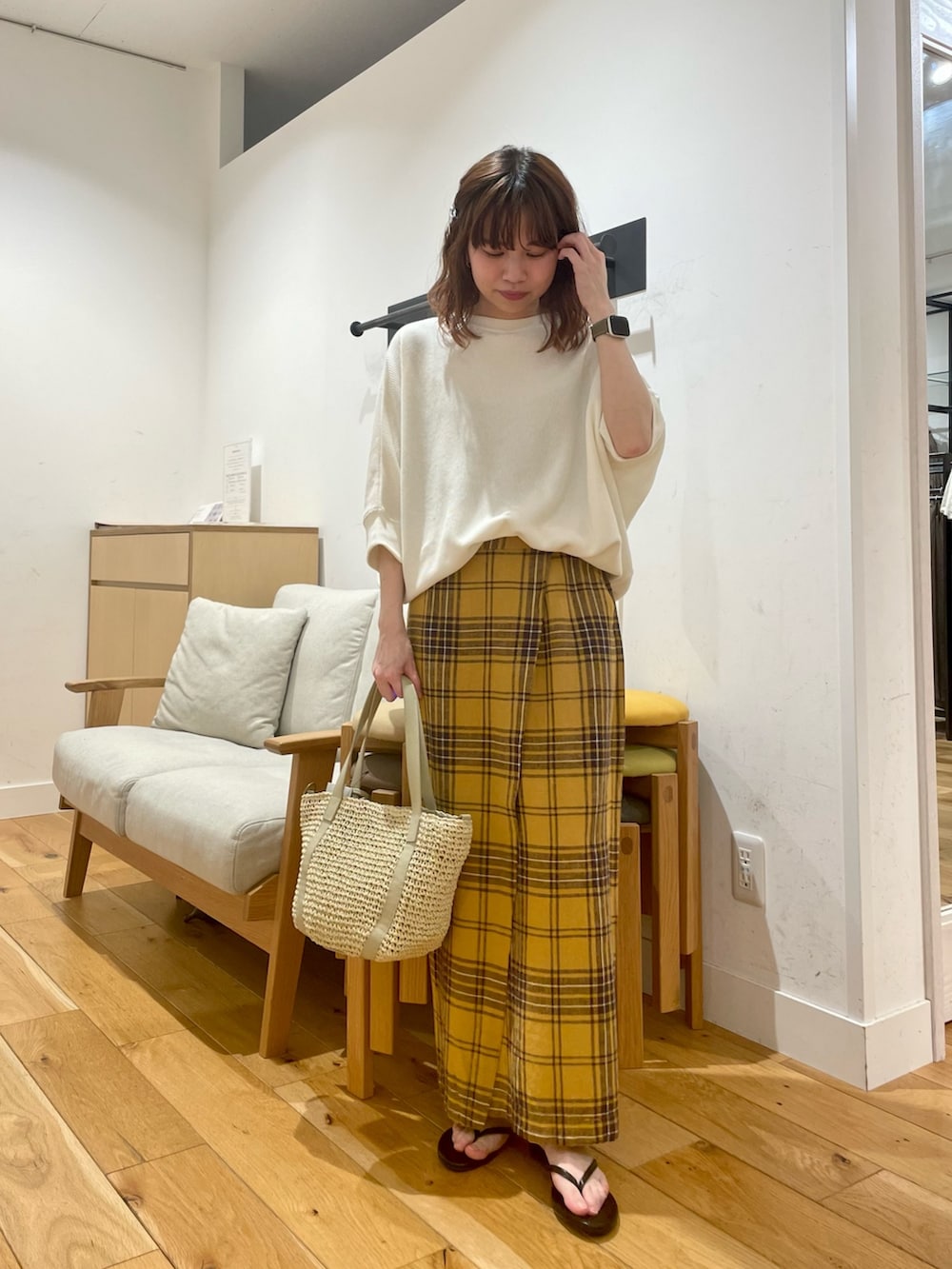 ホワイト系のTシャツ/カットソー、イエロー系のスカート、ブラック系のサンダルを着用したレディースの夏コーディネートの2枚目の写真