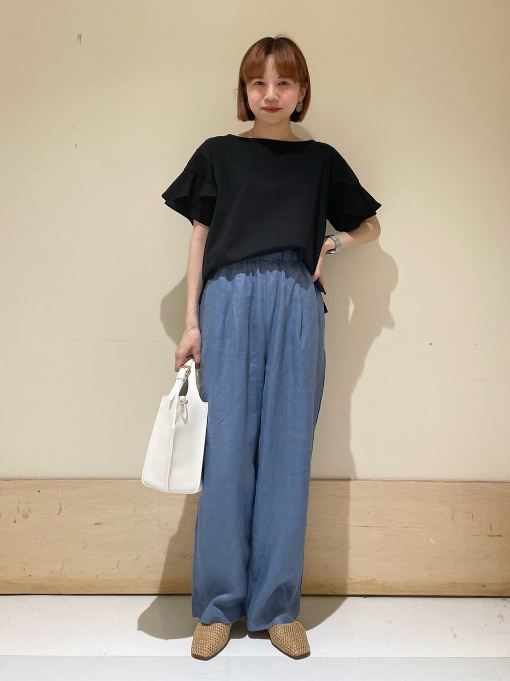 ブラック系のTシャツ/カットソー、ホワイト系のトートバッグ、ブルー系のその他パンツを着用したレディースの春コーディネートの3枚目の写真