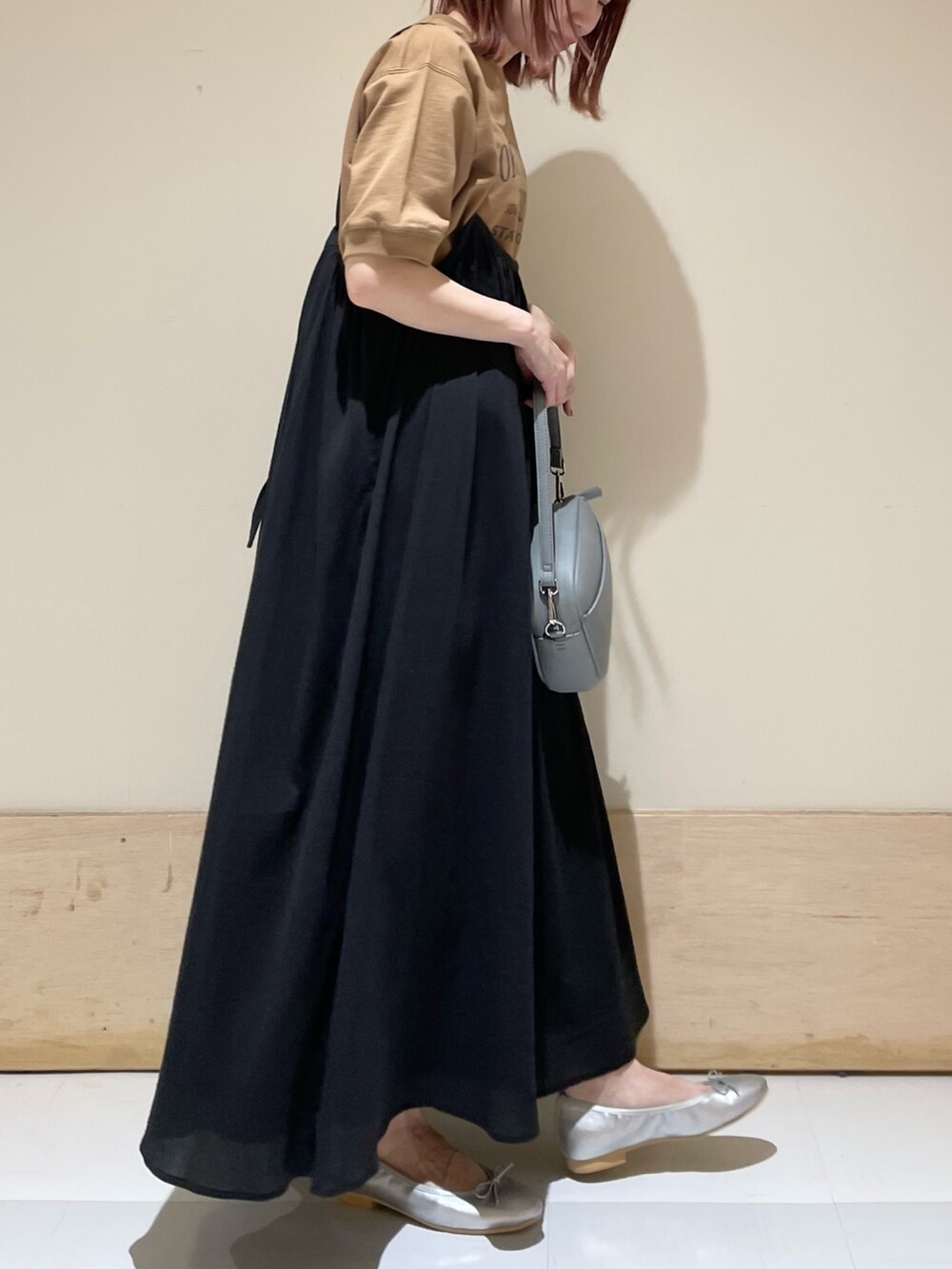 シルバー系のバレエシューズ、ブルー系のショルダーバッグ、ブラウン系のTシャツ/カットソーを着用したレディースの春コーディネートの4枚目の写真