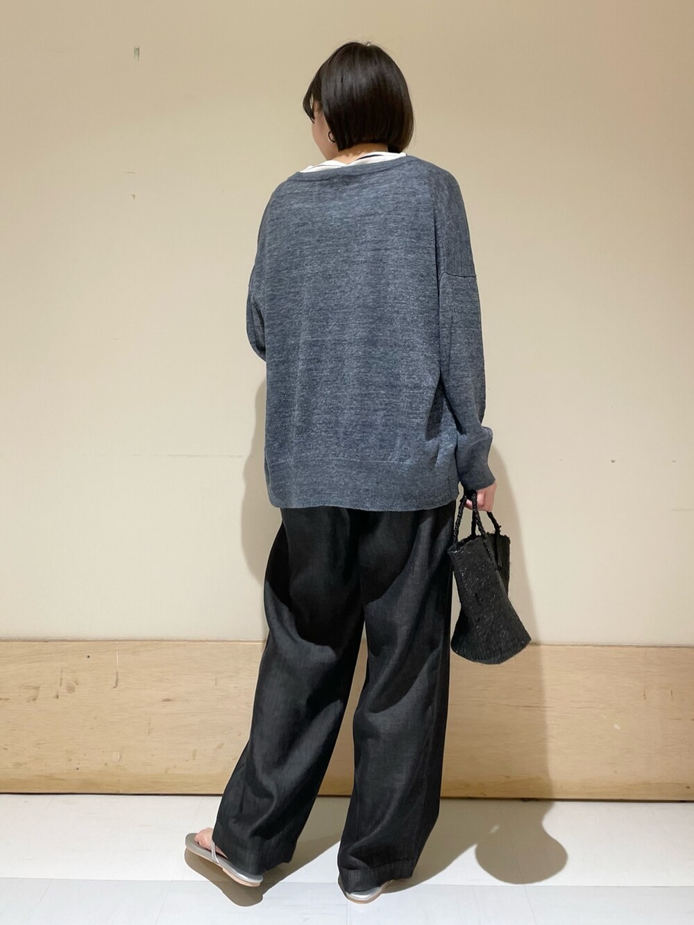 ブルー系のカーディガン/ボレロ、ホワイト系のTシャツ/カットソー、シルバー系のサンダルを着用したレディースの夏コーディネートの6枚目の写真