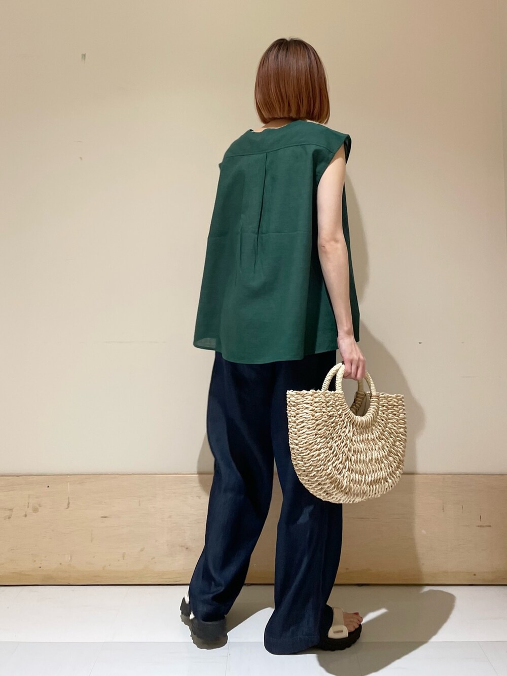 ブルー系のその他パンツ、ホワイト系のタンクトップ、グリーン系のシャツ/ブラウスを着用したレディースの夏コーディネートの5枚目の写真