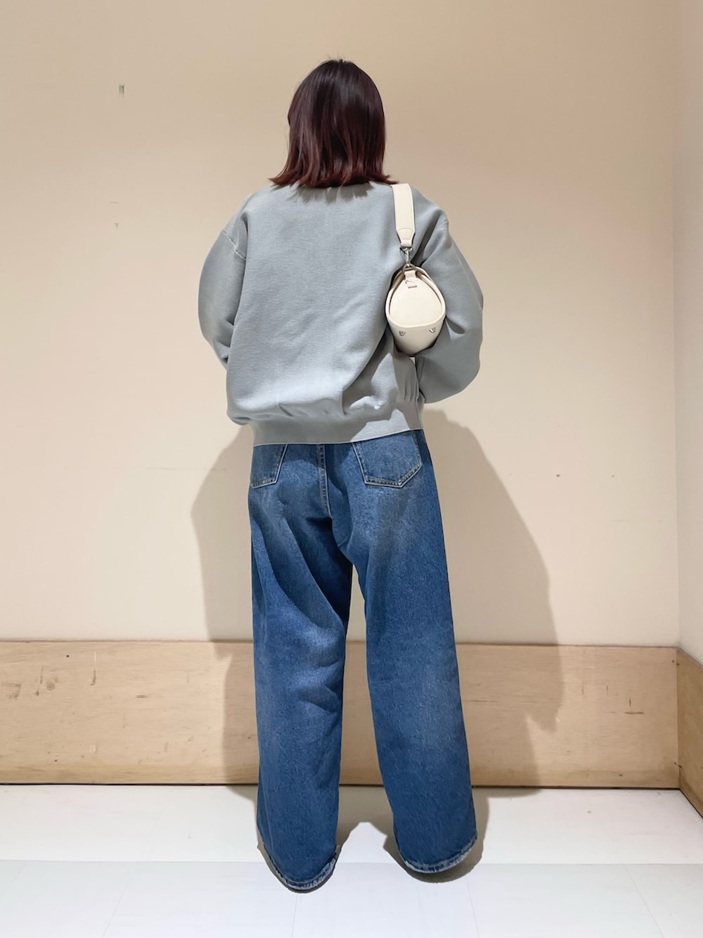 「URBAN RESEARCH DOORS、URBAN RESEARCH DOORS WOMENS、アーバンリサーチドアーズ、penneys、シャツカーディガン、デニム、ワイドデニム、バギーパンツ、カジュアル、カジュアルコーデ、大人カジュアル、くすみカラー、ブルー、低身長、骨格ストレート」|「PENNEYSの『別注』PENNEYS×DOORS THE FOX シャツカーディガン(ニット/セーター、グレー系)」を使った、ホンダ マユさん(レディース・152cm)の冬コーディネートの5枚目の写真