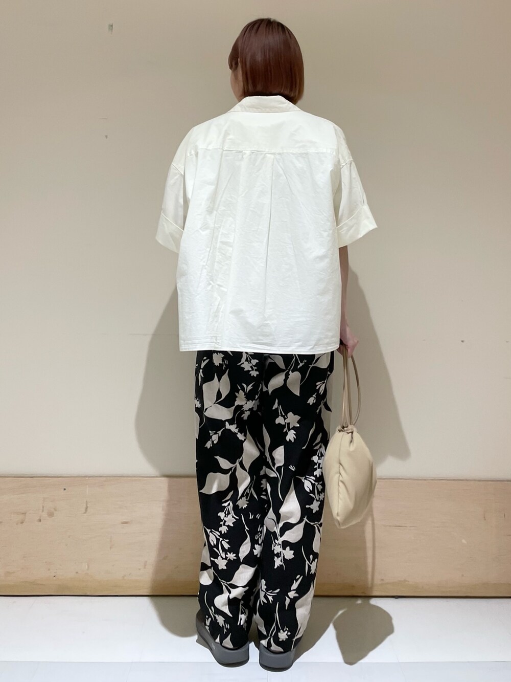 ブラック系のその他パンツ、グレー系のサンダル、ベージュ系のショルダーバッグを着用したレディースの春コーディネートの8枚目の写真