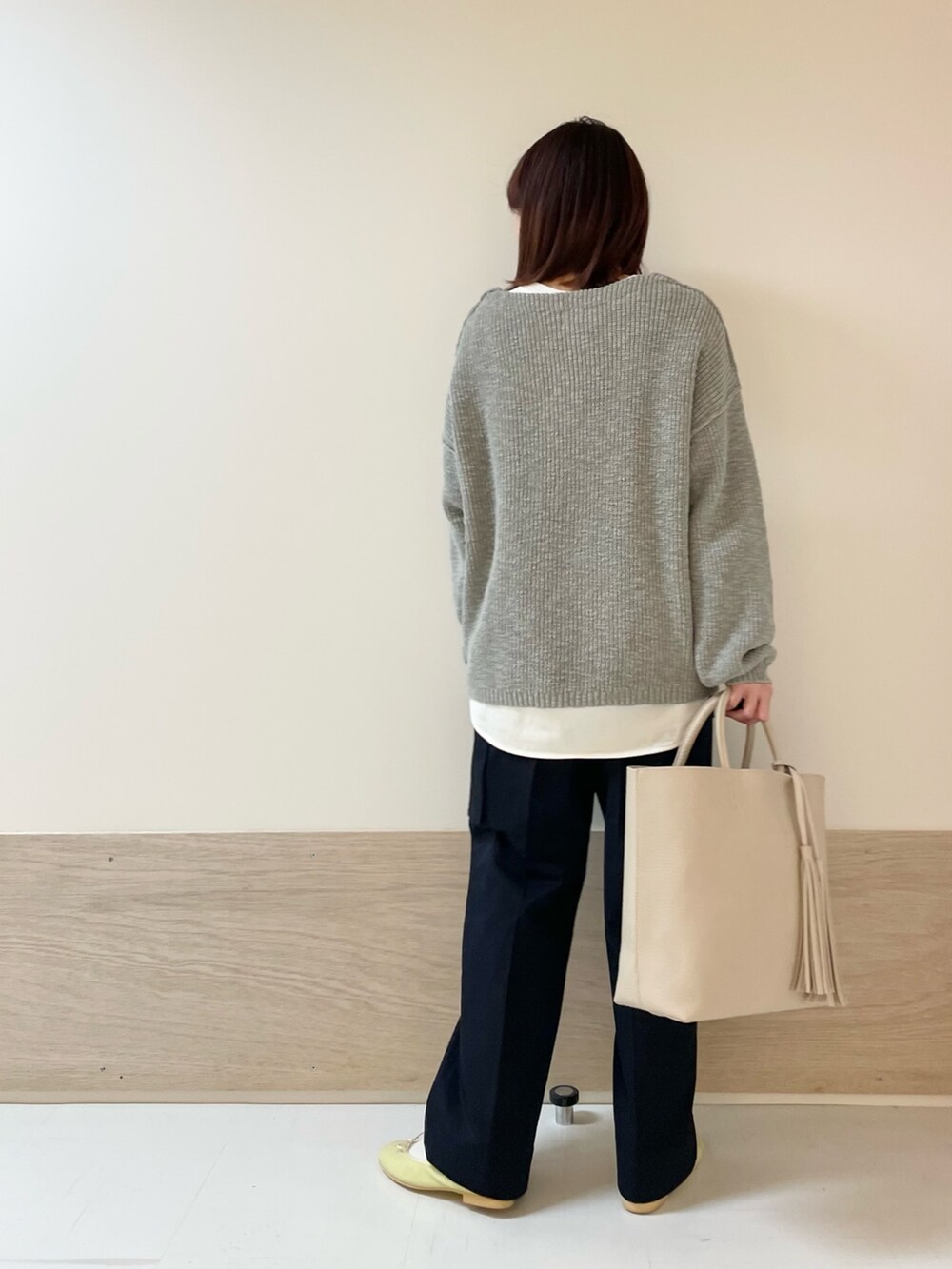グレー系のニット/セーター、ホワイト系のTシャツ/カットソー、ブルー系のその他パンツを着用したレディースの冬コーディネートの6枚目の写真
