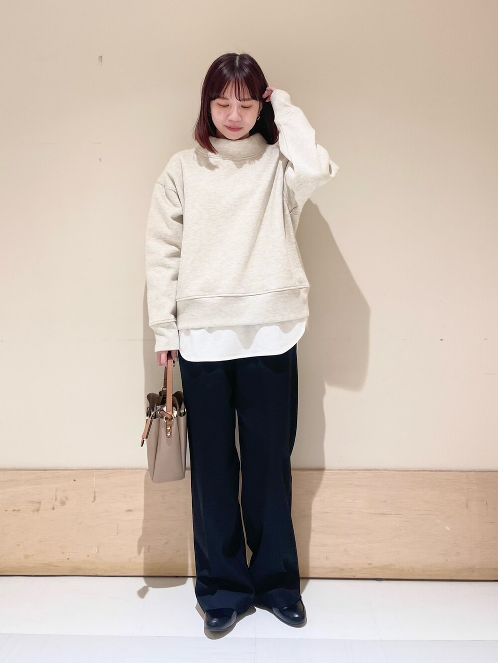 グレー系のTシャツ/カットソー、ホワイト系のTシャツ/カットソー、グレー系のその他パンツを着用したレディースの冬コーディネートの3枚目の写真