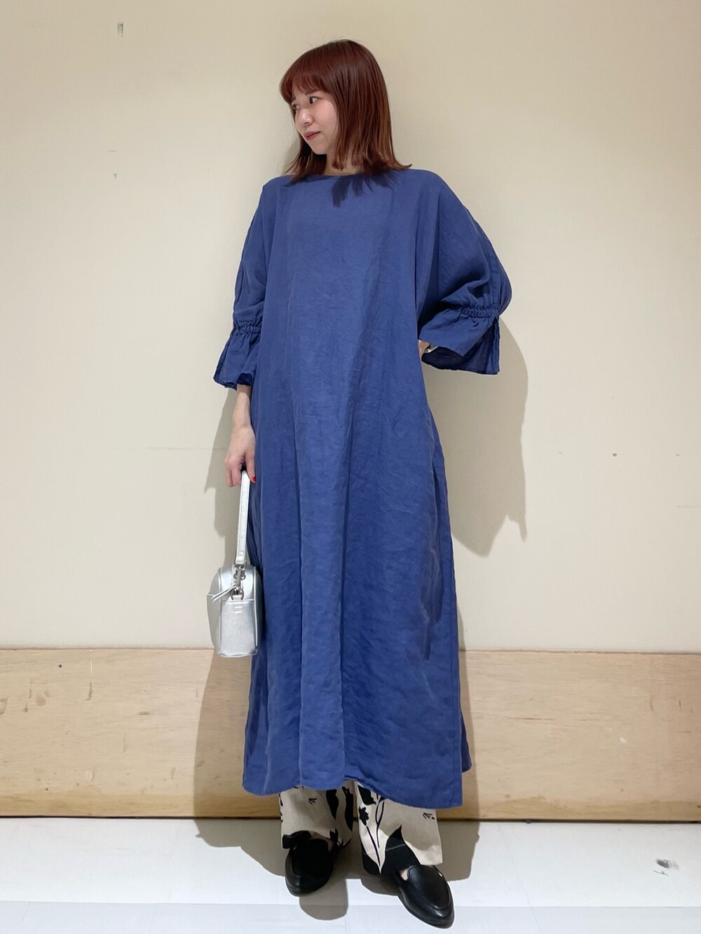 ブルー系のワンピース、ベージュ系のその他パンツ、ブラック系のローファーを着用したレディースの春コーディネートの3枚目の写真