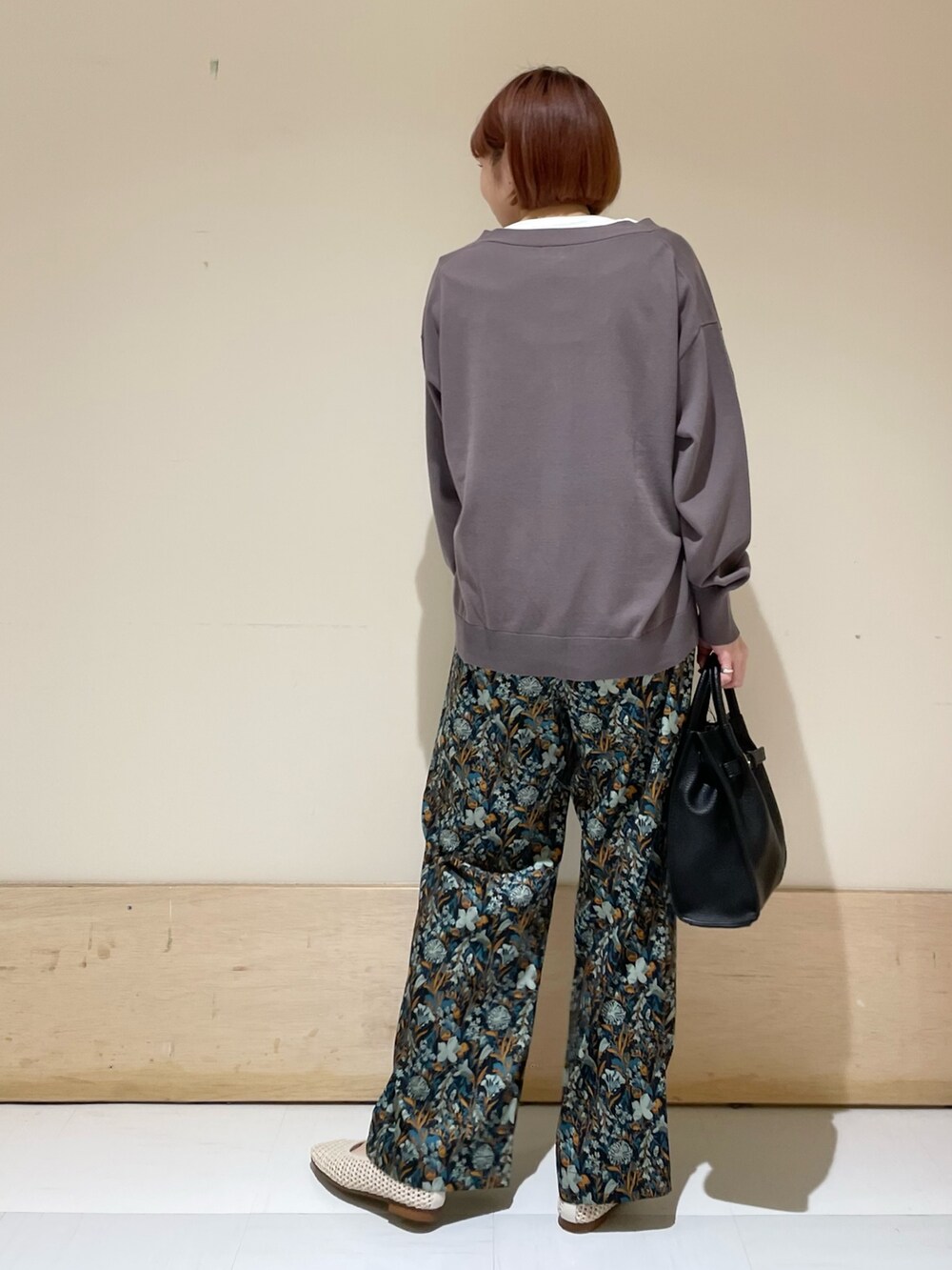 ホワイト系のTシャツ/カットソー、ブルー系のその他パンツ、ブラック系のトートバッグを着用したレディースの春コーディネートの7枚目の写真