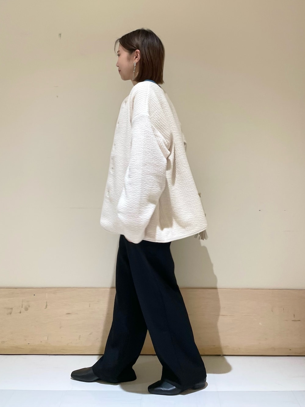 「URBAN RESEARCH DOORS、URBAN RESEARCH DOORS WOMENS、秋アウター、ライトアウター、キルトジャケット、ブルー、カラーニット、秋コーデ、お出かけコーデ、休日スタイル、低身長、低身長コーデ、骨格ウェーブ、大人カジュアル、きれいめカジュアル」｜「URBAN RESEARCH DOORSの『洗濯可』ウォッシャブルウールクルーネックプルオーバー（ニット/セーター、ブルー系）」を使った、ホンダ マユさん（レディース・152cm）の秋コーディネートの4枚目の写真
