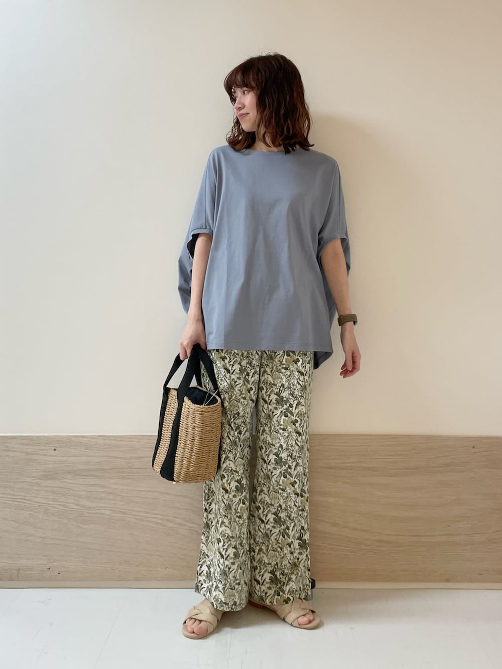 「URBAN RESEARCH DOORS、URBAN RESEARCH DOORS WOMENS、アーバンリサーチドアーズ、ブルー、花柄、花柄パンツ、フラワープリント、リラックススタイル、きれいめカジュアル、春夏コーデ、サンダル、お出かけコーデ、休日スタイル、低身長コーデ、骨格ストレート」｜「URBAN RESEARCH DOORSの『イージーケア』フラワープリントイージーパンツ（その他パンツ、ホワイト系）」を使った、ホンダ マユさん（レディース・152cm）の春コーディネートの3枚目の写真