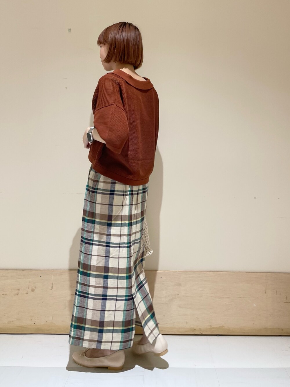 「URBAN RESEARCH DOORS、URBAN RESEARCH DOORS WOMENS、アーバンリサーチドアーズ、メッシュ、メッシュトップス、ショート丈トップス、チェック、チェックスカート、タイトスカート、お出かけコーデ日記、シンプルコーデ、春夏コーデ、初夏コーデ、休日スタイル、バレエシューズ」｜「FORK&SPOONのFORK&SPOON　クロップドメッシュトップス（ニット/セーター、オレンジ系）」を使った、ホンダ マユさん（レディース・152cm）の春コーディネートの4枚目の写真