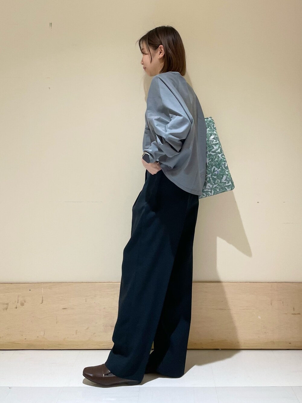 ブルー系のその他パンツ、ブラウン系のローファー、グレー系のTシャツ/カットソーを着用したレディースの秋コーディネートの4枚目の写真