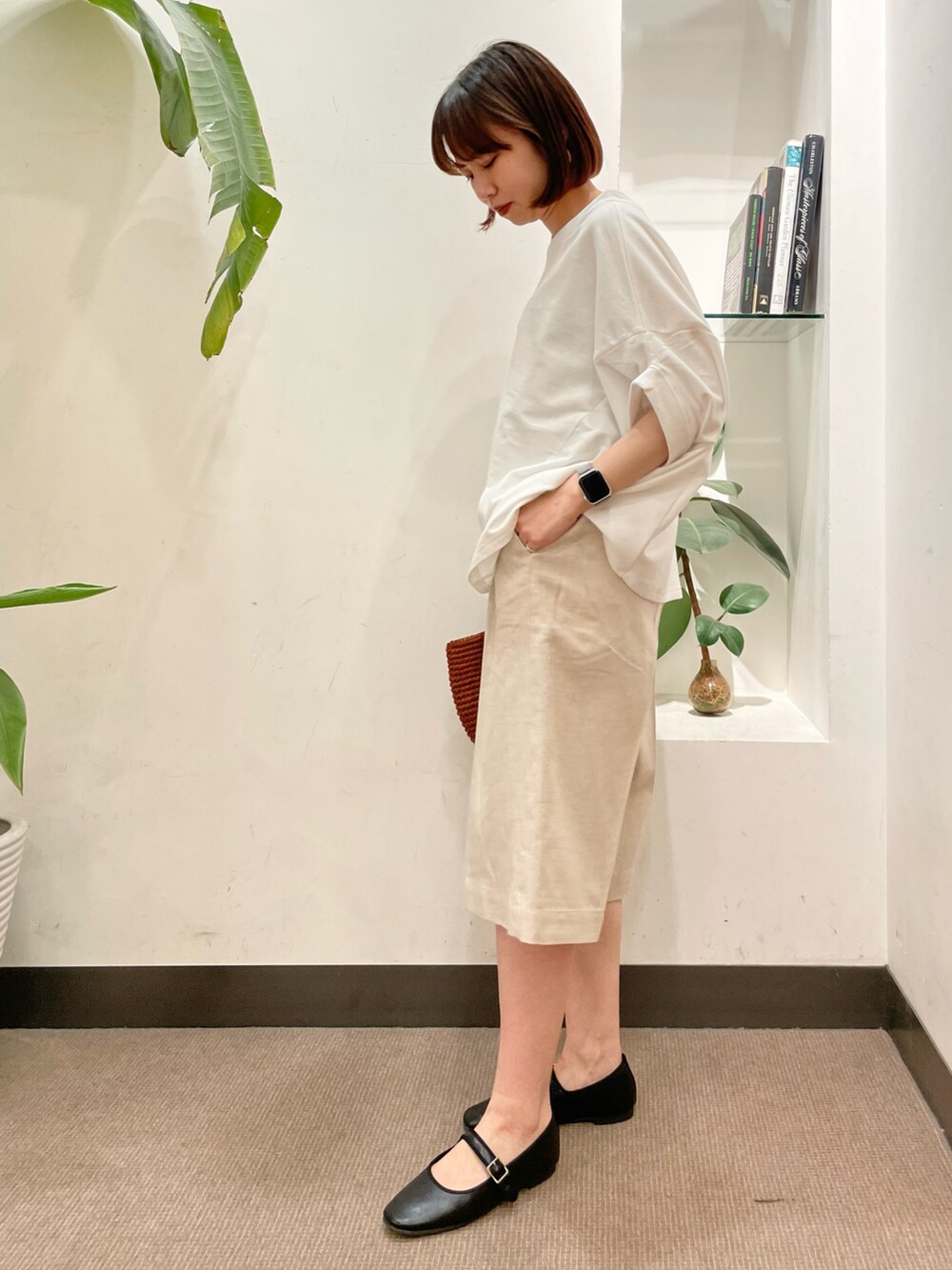 ブラック系のバレエシューズ、ホワイト系のTシャツ/カットソー、ベージュ系のその他パンツを着用したレディースの夏コーディネートの3枚目の写真
