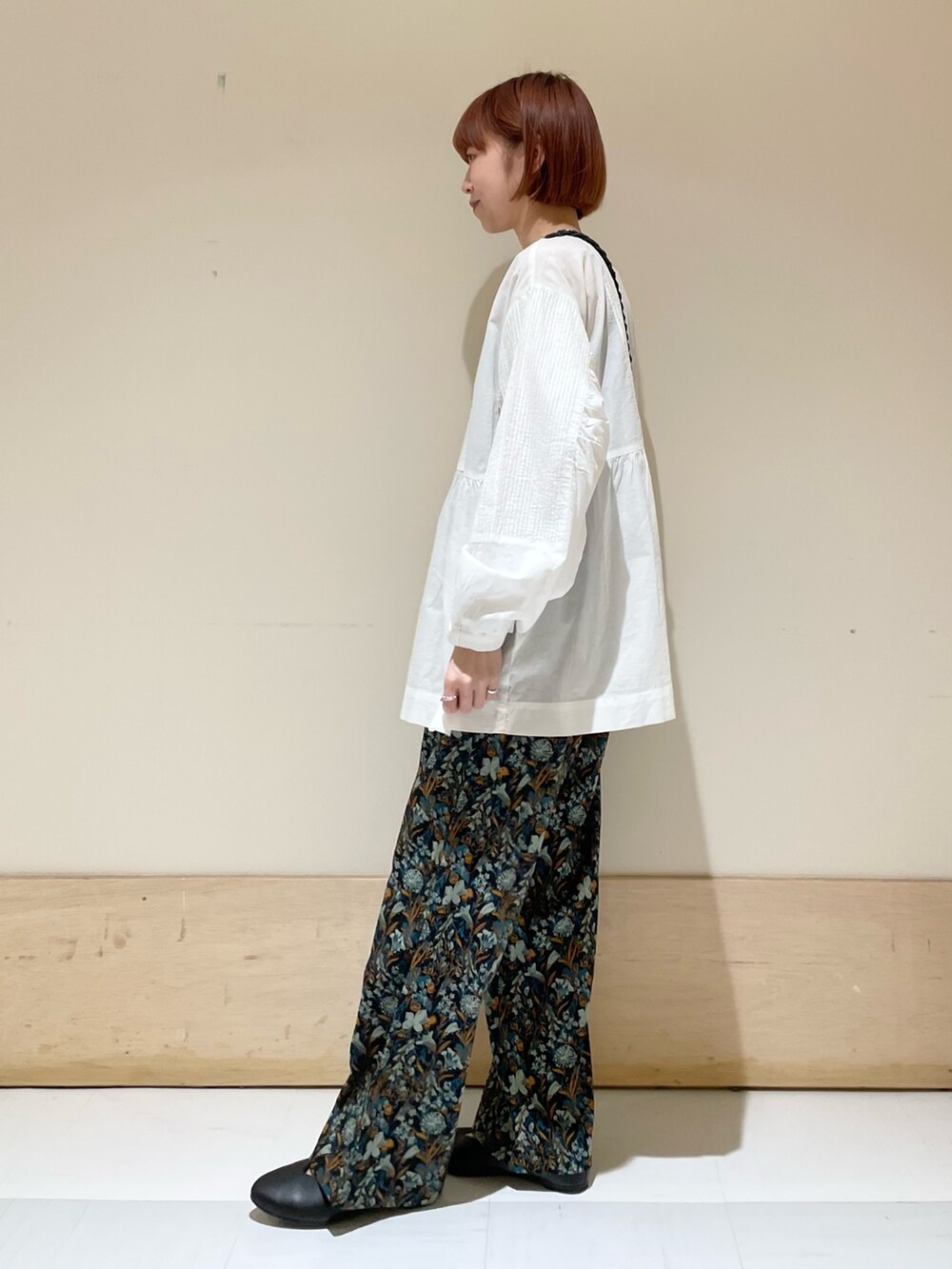 ホワイト系のTシャツ/カットソー、ブラック系のショルダーバッグ、ブルー系のその他パンツを着用したレディースの春コーディネートの4枚目の写真