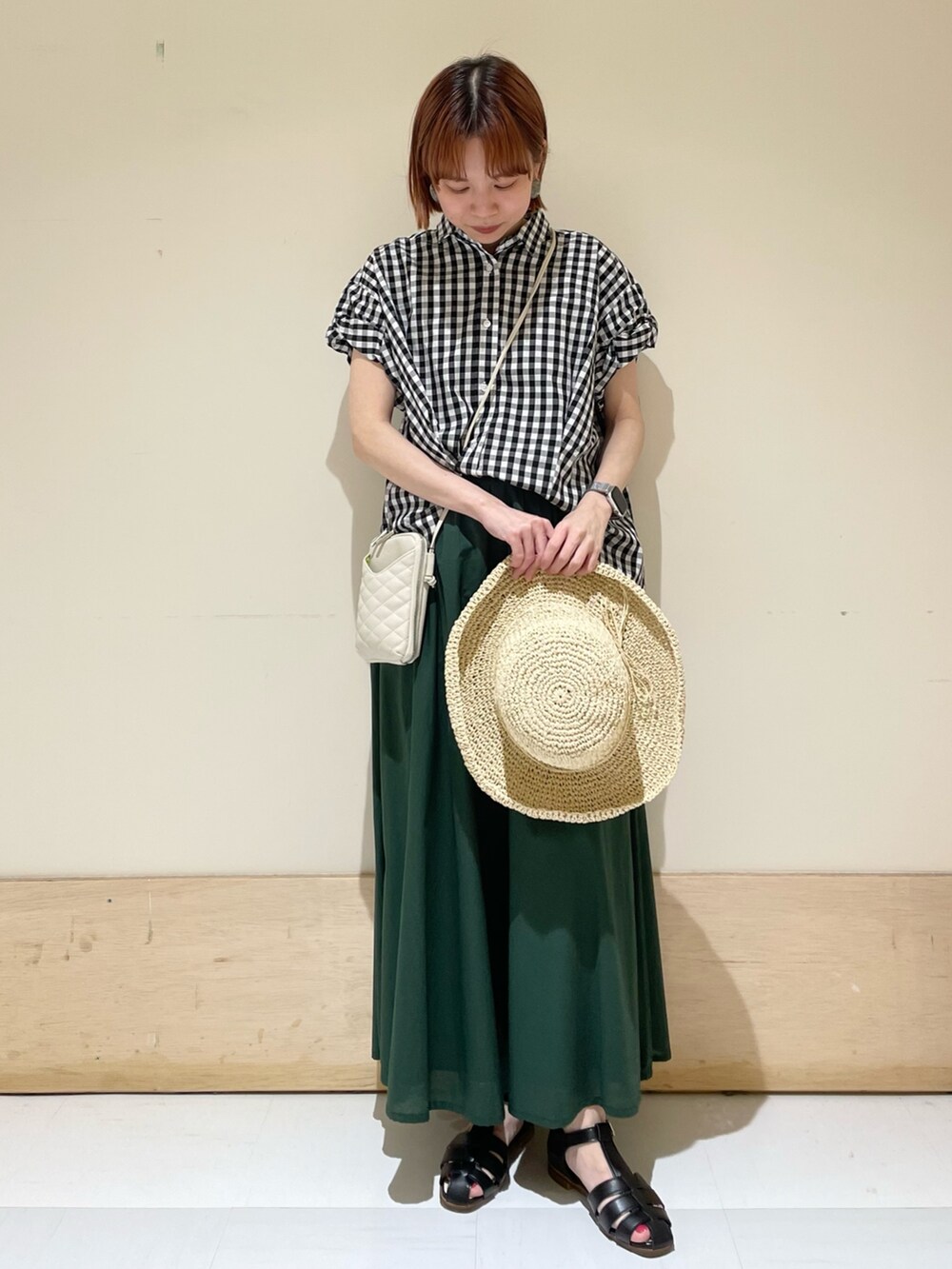 ブラック系のサンダル、その他のシャツ/ブラウス、グリーン系のスカートを着用したレディースの春コーディネートの3枚目の写真